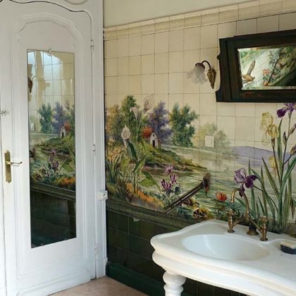 Zoom sur cette salle de bains Art Nouveau vraiment très originale !