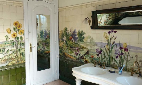 Zoom sur cette salle de bains Art Nouveau vraiment très originale !