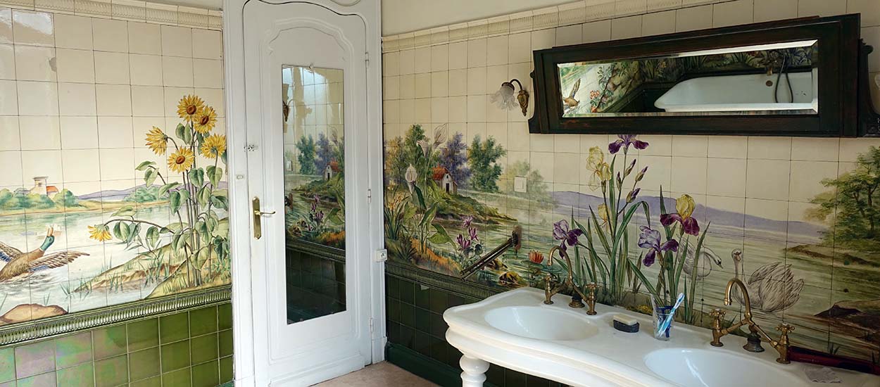 Zoom sur cette salle de bains Art Nouveau vraiment très originale !