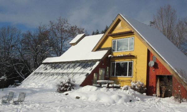 Ils font pousser des légumes en plein hiver québécois dans leur “serre d'abondance”