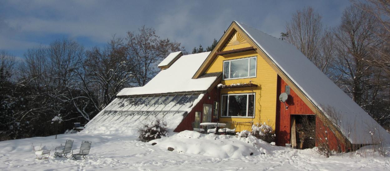 Ils font pousser des légumes en plein hiver québécois dans leur “serre d'abondance”