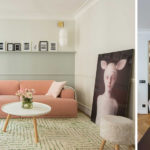 un salon avec un canapé rose et un mur vert, et plus loin une verrière et un meuble bibiliothèque