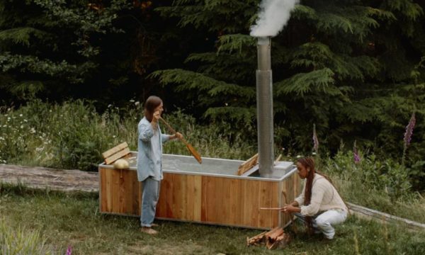 Cette baignoire d'extérieure chauffée au feu de bois permet de se détendre en pleine nature