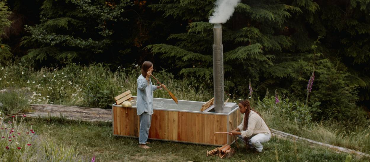 Cette baignoire d'extérieure chauffée au feu de bois permet de se détendre en pleine nature