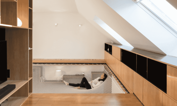 Rangements cachés et filet de mezzanine : entrez dans cette maison minimaliste et épurée