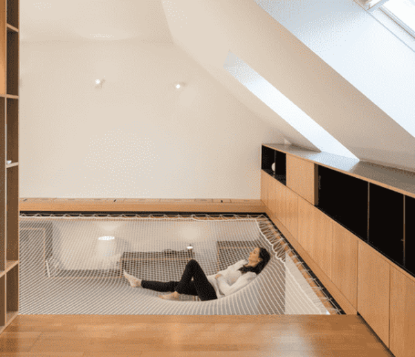 Rangements cachés et filet de mezzanine : entrez dans cette maison minimaliste et épurée
