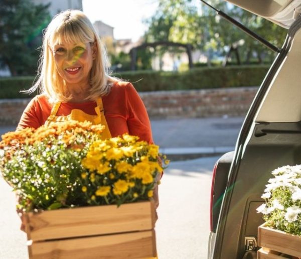 Cette fleuriste donne ses invendus aux personnes âgées et isolées afin d'égayer leur quotidien