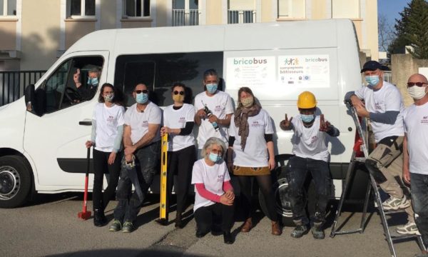 Bricobus : ces camions sillonnent la France pour aider les plus précaires à réaliser des travaux chez eux