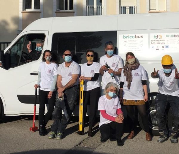 Bricobus : ces camions sillonnent la France pour aider les plus précaires à réaliser des travaux chez eux