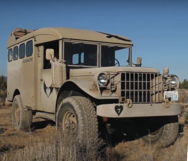 3 ans dans un camion militaire transformé en tiny house