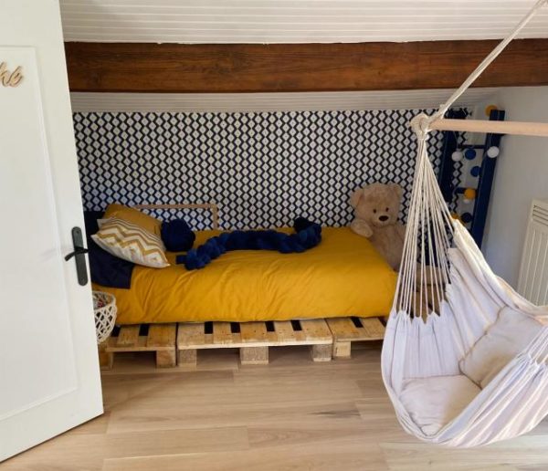 Avant / Après : Une chambre d'enfant sous les combles, avec lit en palette et fauteuil suspendu