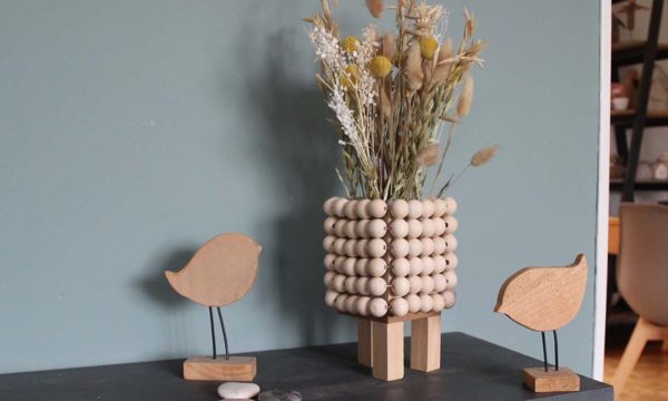 Tuto : Fabriquez un vase avec des perles de bois pour vos bouquets de fleurs séchées