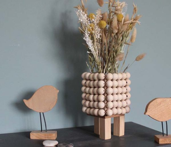 Tuto : Fabriquez un vase avec des perles de bois pour vos bouquets de fleurs séchées