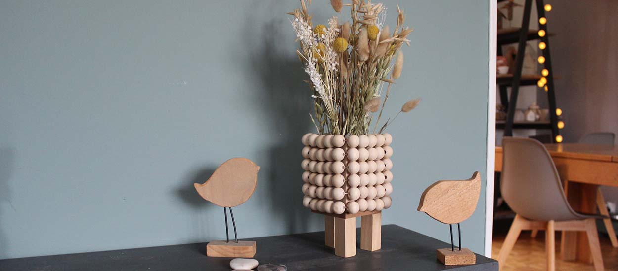 Tuto : Fabriquez un vase avec des perles de bois pour vos bouquets de fleurs séchées