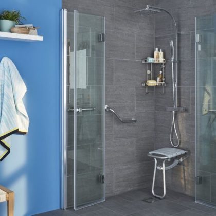 Guide pratique : les bons équipements de salle de bains pour une personne à mobilité réduite