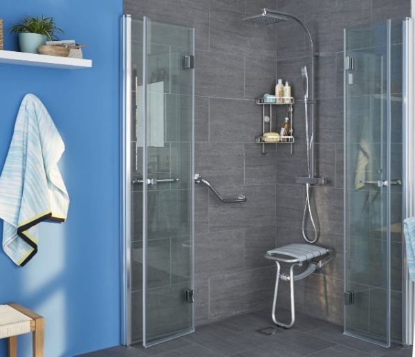 Guide pratique : les bons équipements de salle de bains pour une personne à mobilité réduite