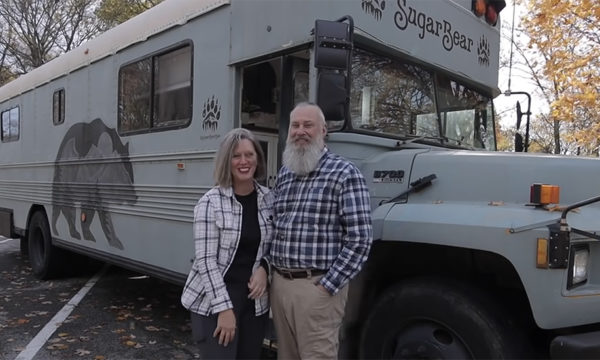 Ce couple voyage aux Etats-Unis en bus scolaire totalement réaménagé !