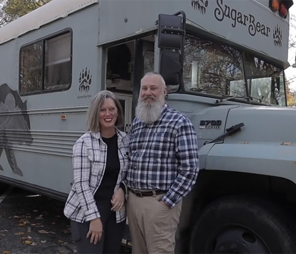 Ce couple voyage aux Etats-Unis en bus scolaire totalement réaménagé !
