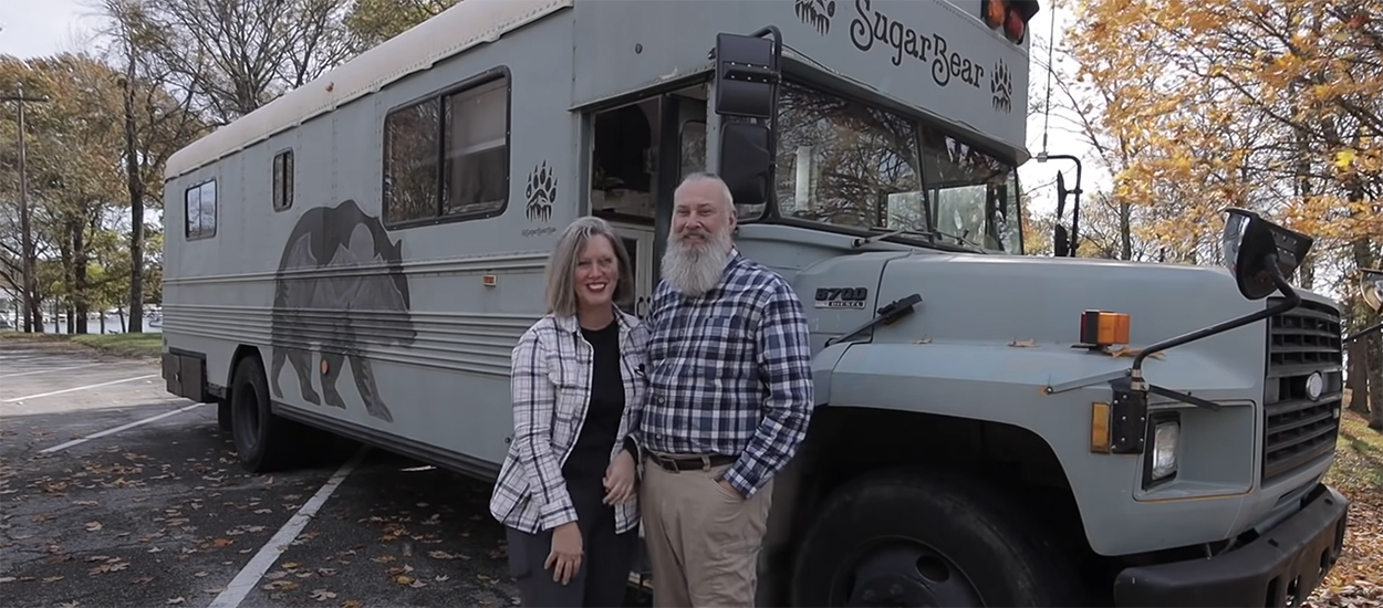 Ce couple voyage aux Etats-Unis en bus scolaire totalement réaménagé !