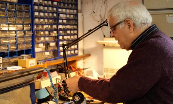 Ahmed, bricoleur passionné, vous apprend à réparer votre électroménager vous-même