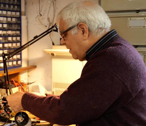 Ahmed, bricoleur passionné, vous apprend à réparer votre électroménager vous-même