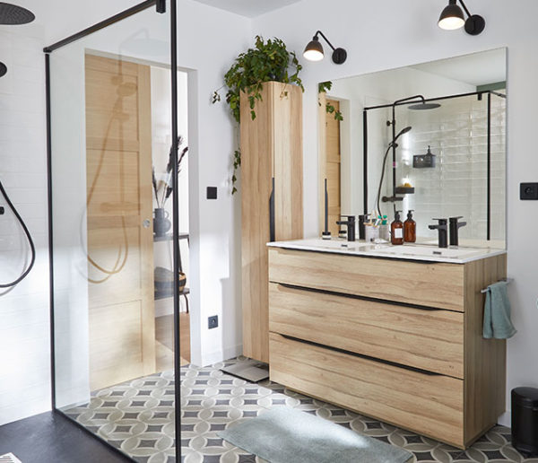 Nos inspirations pour une salle de bains indémodable et ultra pratique