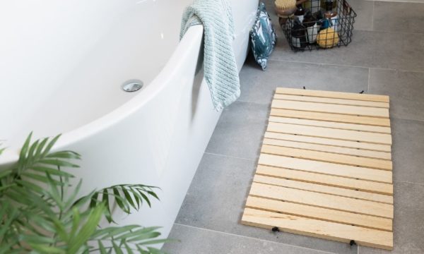 Tuto : Réalisez un beau caillebotis en bois pour votre salle de bains