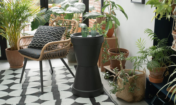 Détournez des pots de fleurs pour fabriquer une table d'appoint