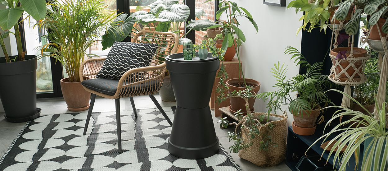 Détournez des pots de fleurs pour fabriquer une table d'appoint