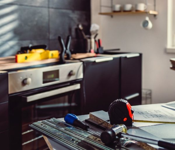 Comment aménager une cuisine provisoire pendant un chantier ?