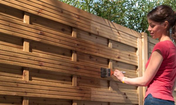 Lasure, saturateur ou peinture : comment protéger et décorer vos boiseries extérieures ?