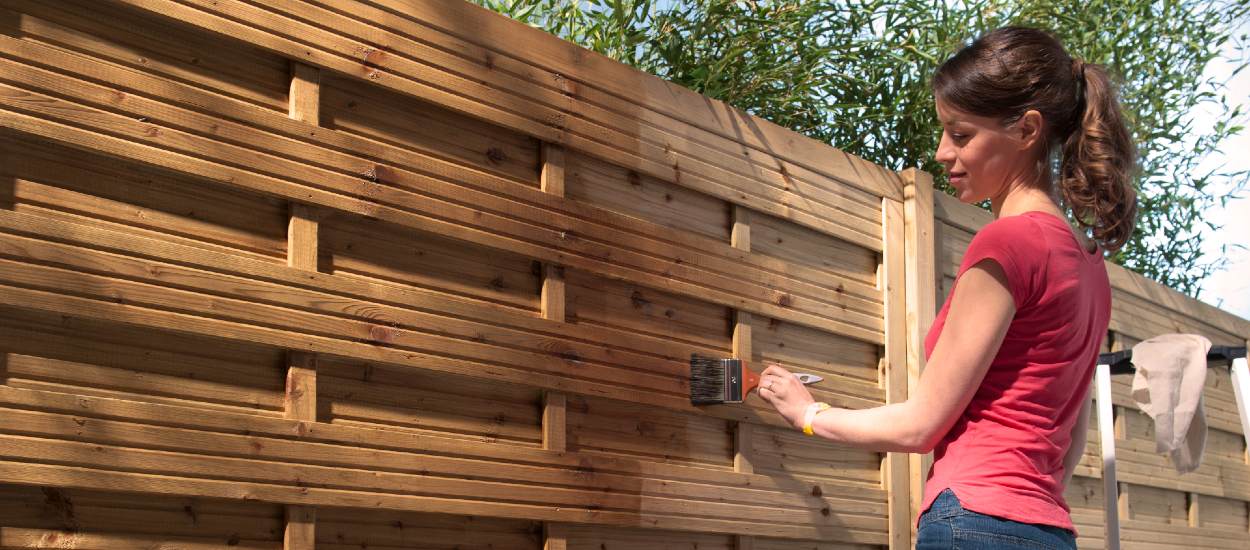 Lasure, saturateur ou peinture : comment protéger et décorer vos boiseries extérieures ?