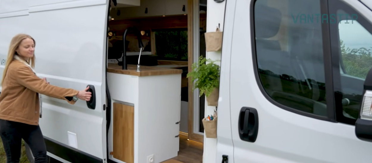 👩‍🔧 CRÉER DES RANGEMENTS GRATUITEMENT DANS SON VAN : Trucs et astuces  vanlife 