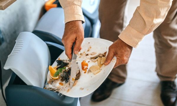 La méthode simple et efficace pour nettoyer vos poubelles