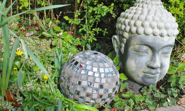 Comment réaliser une boule décorative en mosaïque ?