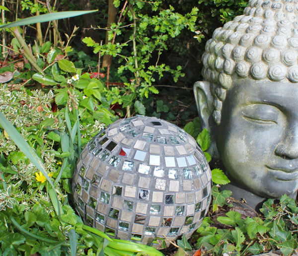 Comment réaliser une boule décorative en mosaïque ?
