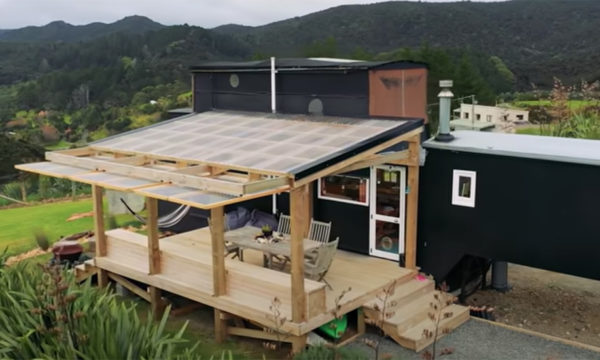 Un couple de Néo-Zélandais a transformé un bus en tiny house avec une incroyable terrasse !