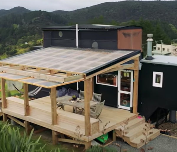 Un couple de Néo-Zélandais a transformé un bus en tiny house avec une incroyable terrasse !