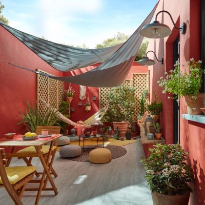 Avant / après : Comment transformer une cour bétonnée en terrasse colorée pour l'été ?
