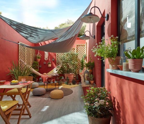 Comment transformer une cour bétonnée en terrasse pour l'été ?