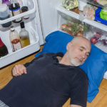 Un homme dort dans son réfrigérateur pendant la canicule