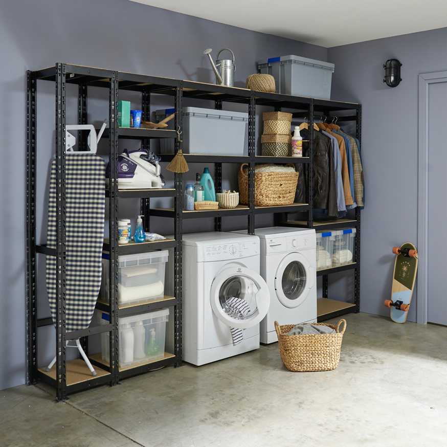 Intérieur De La Buanderie Avec Boîte De Rangement Vêtements Propres Sur  Machine à Laver Organisation Du Sous-sol à L'intérieur