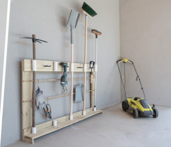 Tuto : Fabriquez un rack pratique pour vos outils de jardinage