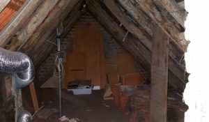 Avant / Après : Un habitant de cet immeuble a racheté le grenier pour le transformer en toit terrasse