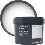 un pot de peinture
