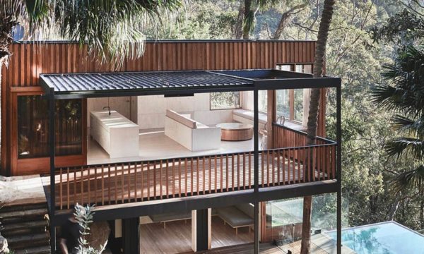 Cette maison minimaliste fabriquée avec 6 containers se fond totalement dans la nature