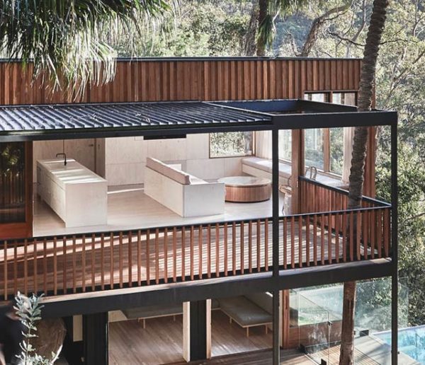 Cette maison minimaliste fabriquée avec 6 containers se fond totalement dans la nature