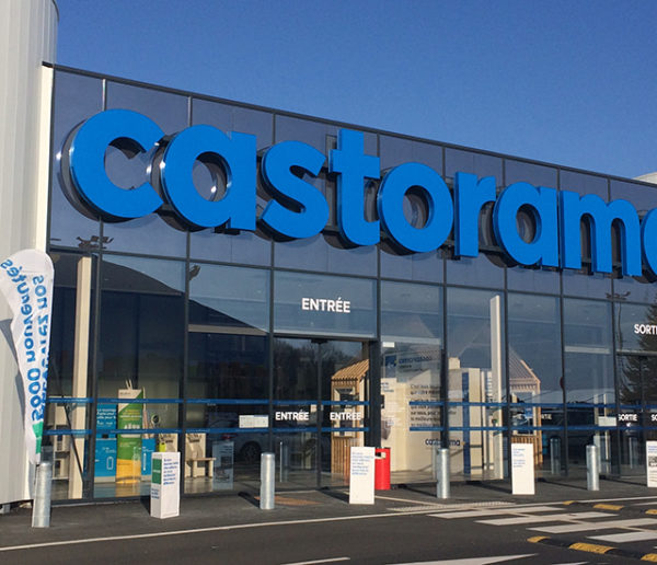 Relampage LED, lumières éteintes, toits peints en blanc... Chez Castorama, les magasins aussi se mettent aux éco-gestes