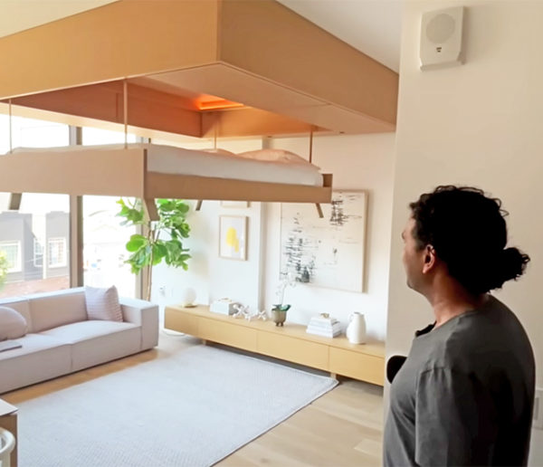 Ce designer a imaginé un système où les meubles et les rangements sont dans le plafond
