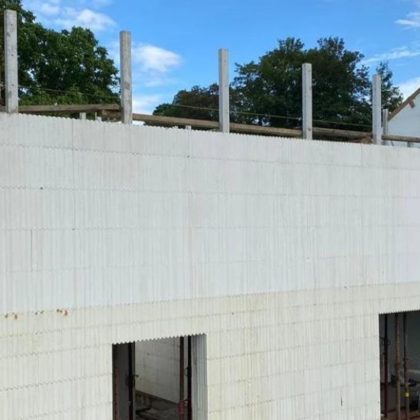 Une entreprise fabrique des briques en polystyrène pour rénover et construire des maisons sans chauffage